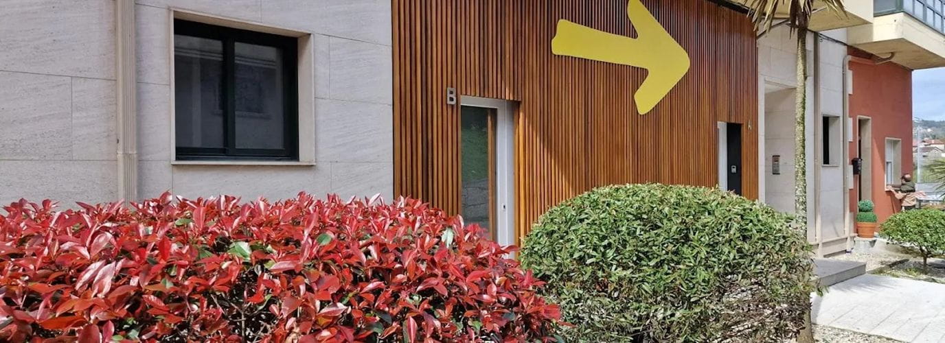 Aparece el exterior del edificio en donde se encuentran los apartamentos