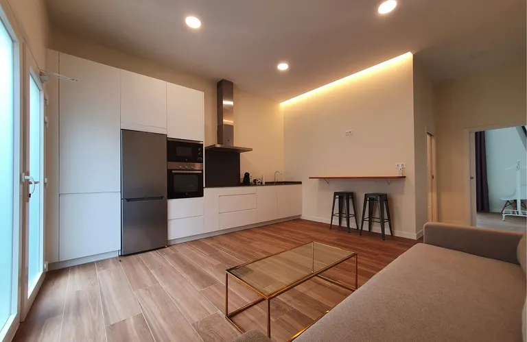 Una vista de la estancia de la cocina abierta al salón